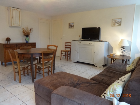 S&eacute;jour avec coin-cuisine Les M&eacute;sanges Leycuras